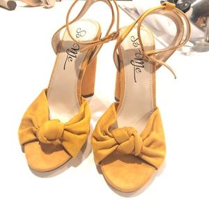 Mustard yellow heels🌼